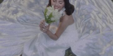 Selena Gomez s-a căsătorit. Ce rochie a purtat!