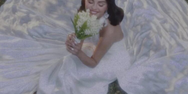 Selena Gomez s-a căsătorit. Ce rochie a purtat!