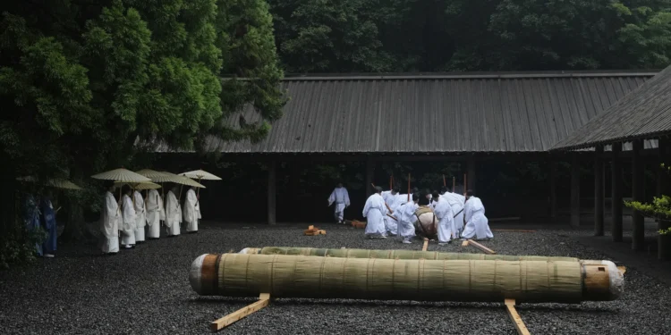 🌸 Tradiție vie în Japonia: Sanctuarul Ise Jingu este demolat și reconstruit din 20 în 20 de ani, de peste 1.300 de ani