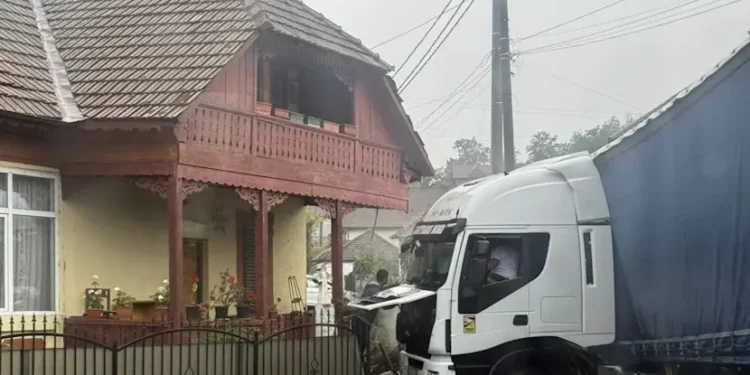 Casă lovită de autotren