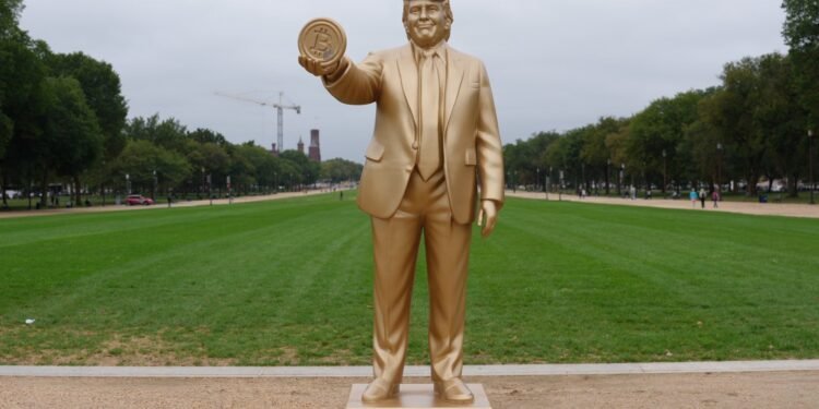Statuie aurie cu Donald Trump și un Bitcoin, amplasată lângă Capitoliu în ziua reducerii dobânzii de către Fed