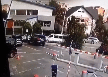 Incident periculos la mall în Târgu Jiu: o șoferiță de 33 de ani a rupt bariera și a lovit o mașină parcată