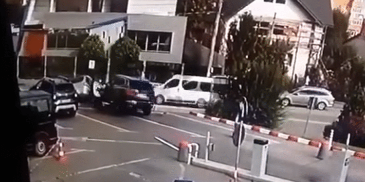 Incident periculos la mall în Târgu Jiu: o șoferiță de 33 de ani a rupt bariera și a lovit o mașină parcată