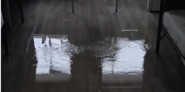 Plouă ca afară într-un cămin studențesc