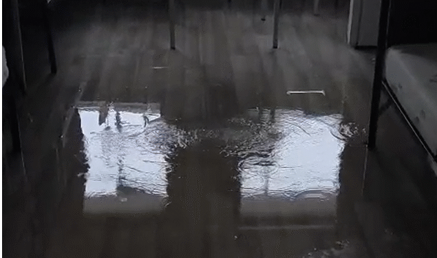 Plouă ca afară într-un cămin studențesc