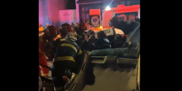 Mașină făcută praf după ce s-a izbit violent de un stâlp – șoferul gonea cu 150 km/h!