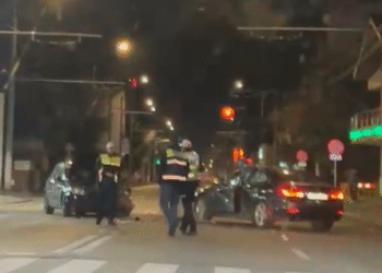 Două mașini s-au ciocnit violent în Târgu Jiu