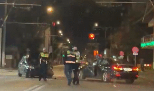 Două mașini s-au ciocnit violent în Târgu Jiu