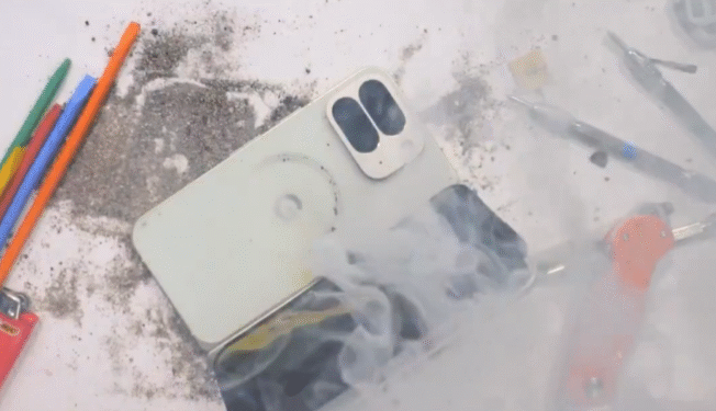 Noul Google Pixel 10 Pro Fold a luat foc în direct în timpul unui test – „Primul telefon care a ars până la cenușă!”