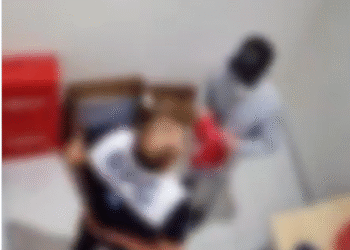 Scandal cu pumni și acuzații de furt în mall! Un agent de pază a ajuns după gratii pentru 24 de ore