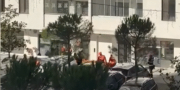 A căzut pe saltea, dar aceasta nu era umflată!