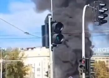 Tensiune și focuri de armă în centrul Belgradului: un cort al susținătorilor președintelui Aleksandar Vučić a luat foc