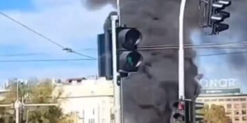 Tensiune și focuri de armă în centrul Belgradului: un cort al susținătorilor președintelui Aleksandar Vučić a luat foc