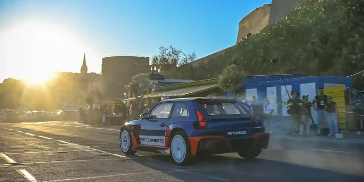 🚗💨 Spectacol pe roți în Corsica: Renault 5 Turbo 3E, mașina electrică de drift care a înnebunit pasionații de viteză! ⚡