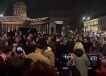Tineri ruși sfidează Kremlinul pe ritmuri anti-război în Sankt Petersburg