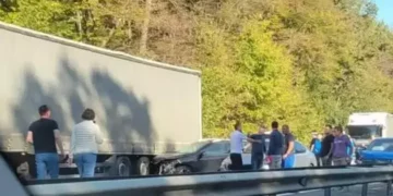 Cinci mașini și un TIR, implicate într-un accident uriaș
