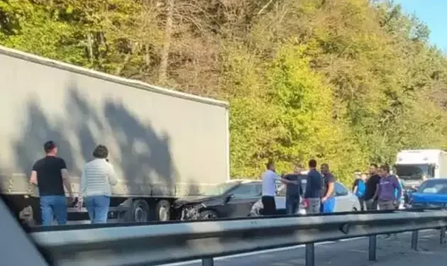 Cinci mașini și un TIR, implicate într-un accident uriaș