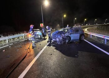 Două mașini s-au izbit frontal în plină noapte – trei oameni au ajuns la spital