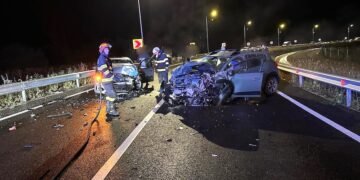 Două mașini s-au izbit frontal în plină noapte – trei oameni au ajuns la spital