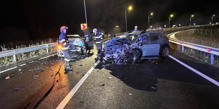 Două mașini s-au izbit frontal în plină noapte – trei oameni au ajuns la spital