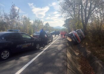 Ambulanță lovită de mașină