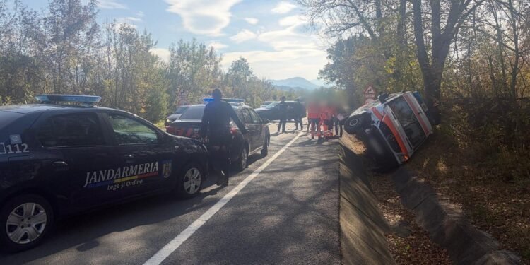 Ambulanță lovită de mașină