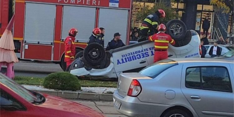 Mașină răsturnată pe Calea București