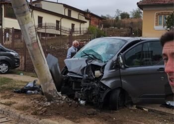 A intrat cu mașina într-un stâlp de electricitate