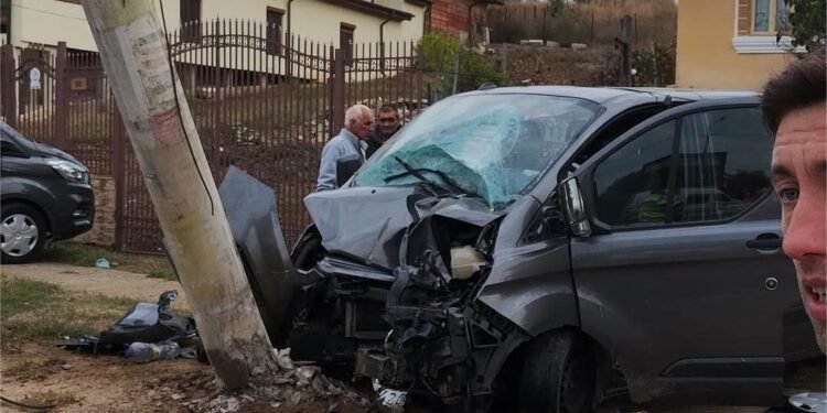 A intrat cu mașina într-un stâlp de electricitate