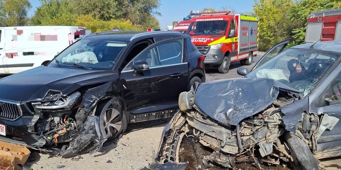 Patru mașini făcute praf, femeie și copil de un an duși de urgență la spital!