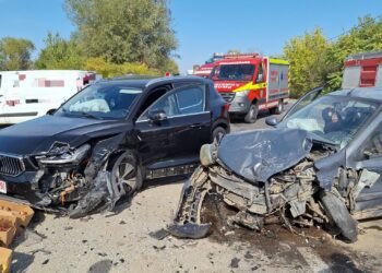 Patru mașini făcute praf, femeie și copil de un an duși de urgență la spital!