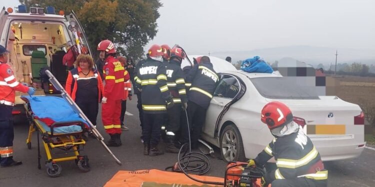 Mașină făcută praf după ce a lovit un cap de pod