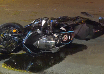 Un motociclist de 17 ani a murit izbit de mașina Poliției