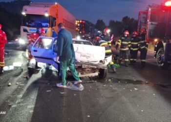 Două persoane au ajuns la spital după un impact devastator cu un TIR