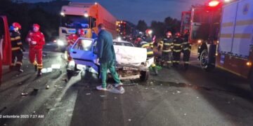 Două persoane au ajuns la spital după un impact devastator cu un TIR