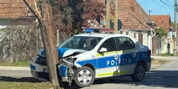 O mașină de poliție s-a izbit de un stâlp în timpul unei urmăriri