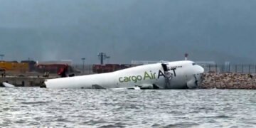 Un avion cargo s-a prăbușit în mare după ce a lovit un vehicul pe pistă. Doi oameni au murit!