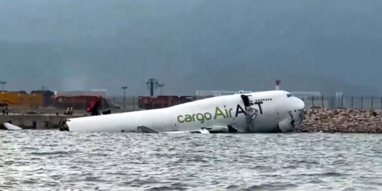 Un avion cargo s-a prăbușit în mare după ce a lovit un vehicul pe pistă. Doi oameni au murit!