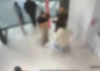 Două tinere au snopit în bătaie angajatele din mall după ce au fost prinse la furat