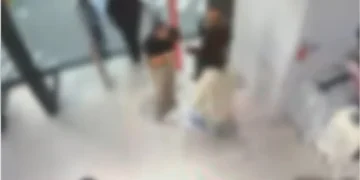 Două tinere au snopit în bătaie angajatele din mall după ce au fost prinse la furat