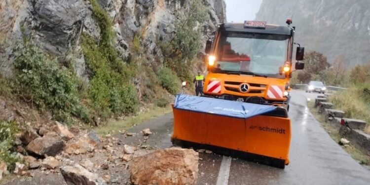 Ploaia dezlănțuită a prăbușit stânci uriașe pe carosabil