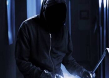 Atac la prima oră! Șofer din Gorj bătut cu pumnii de doi indivizi mascați, chiar în fața casei sale