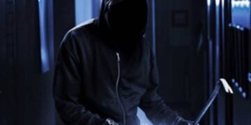 Atac la prima oră! Șofer din Gorj bătut cu pumnii de doi indivizi mascați, chiar în fața casei sale