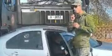 Mașină lovită de un camion militar