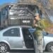 Mașină lovită de un camion militar