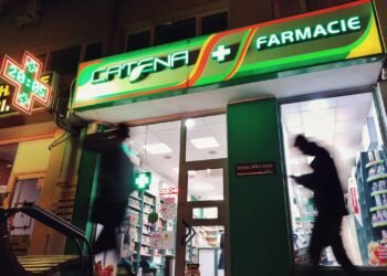 Șeful de la Catena, șantajat de doi polițiști. Câți bani le-a dat!