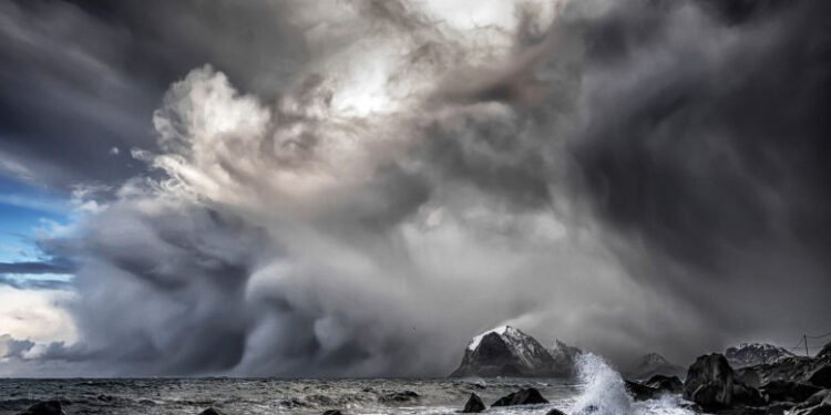 India, sub amenințarea ciclonului Montha: peste 50.000 de oameni evacuați din calea furtunii