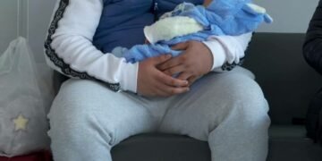 Și-au cumpărat mașină cu banii încasați pe bebeluș