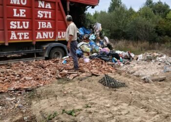 Revoltător! Responsabil cu protecția mediului prins că îngropa deșeuri menajere sub deșeuri din construcții