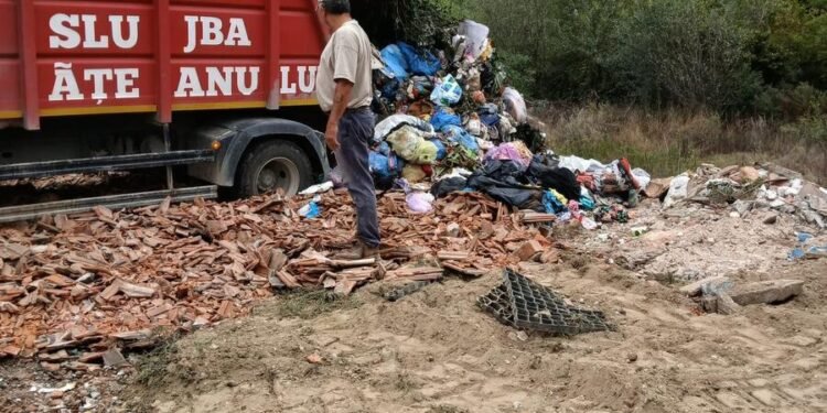 Revoltător! Responsabil cu protecția mediului prins că îngropa deșeuri menajere sub deșeuri din construcții